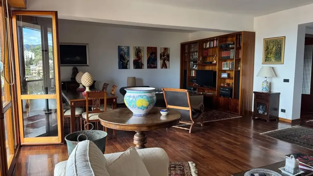 Soggiorno - Multi-Level Apartment with Terrace in Messina