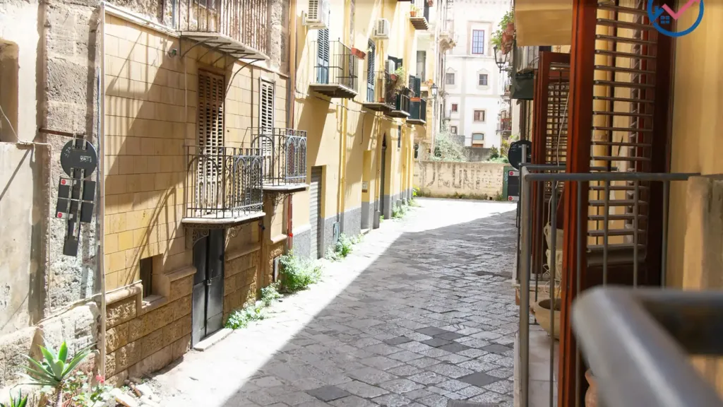 Balcony - Trilocale with Private Garage in Palermo