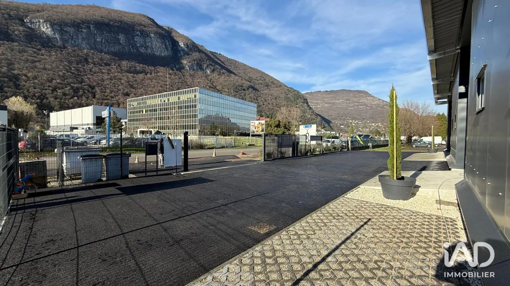 Extérieur - Locaux Professionnels avec Parking à Veurey-Voroize