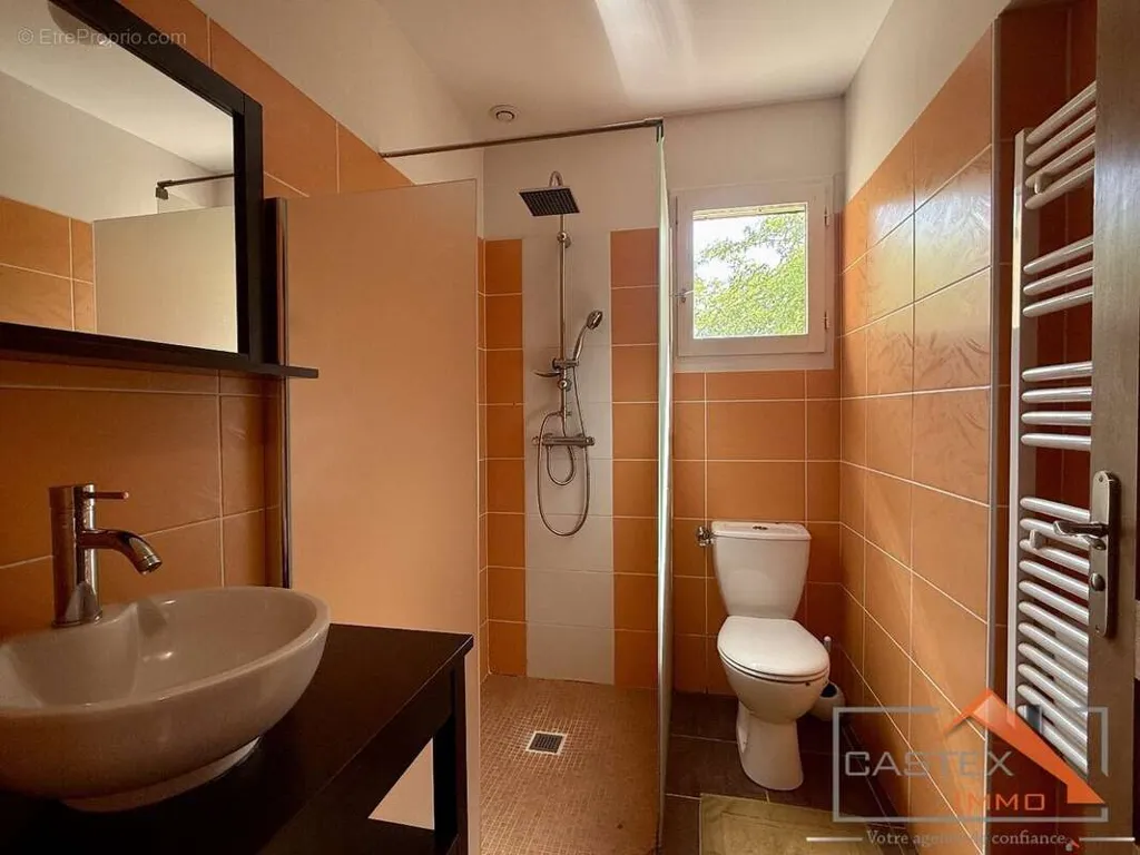 Bathrooms - Charm House with Garden near Pyrénées