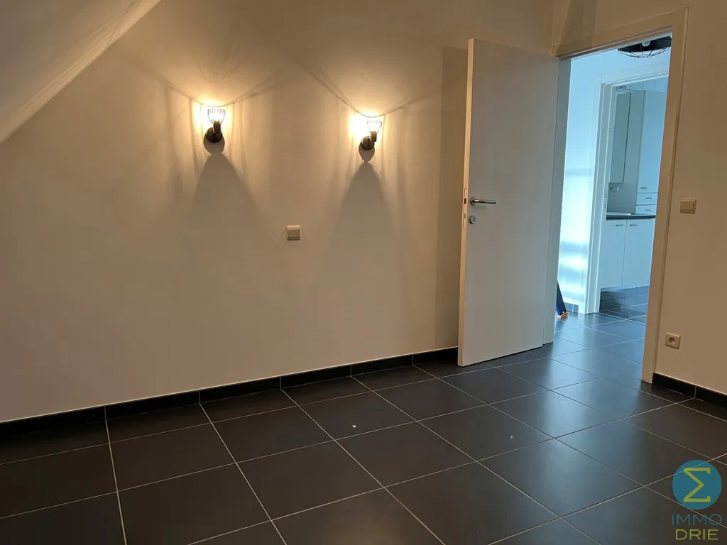 Esik - Dakflat with Large Terrace in Mol