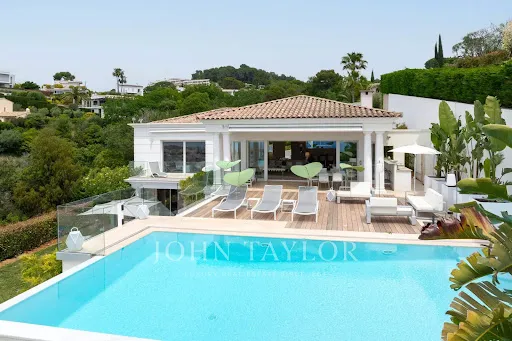 Piscine - Villa Contemporaine avec Vue Mer au Cannet