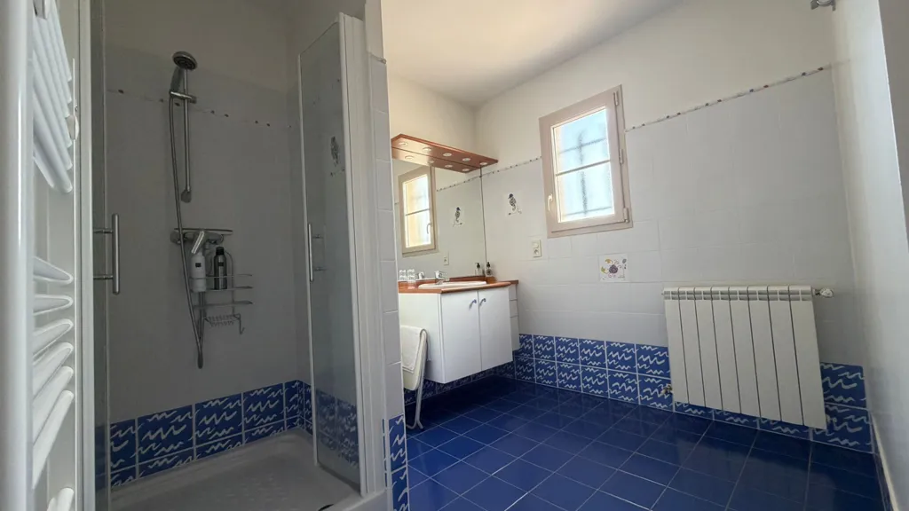 Salles de bain - Maison contemporaine avec piscine au Sud-Ouest de Bergerac