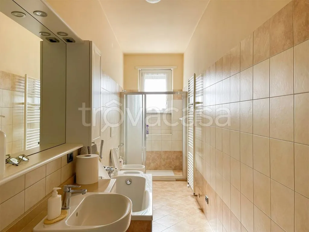 Bagni - Spacious 4-Bedroom Apartment with Balconies in Piossasco
