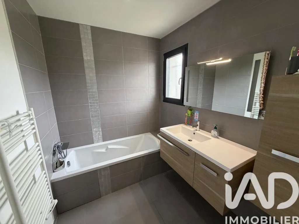 Bathrooms - Traditional House with Pool in Châteauneuf-de-Gadagne