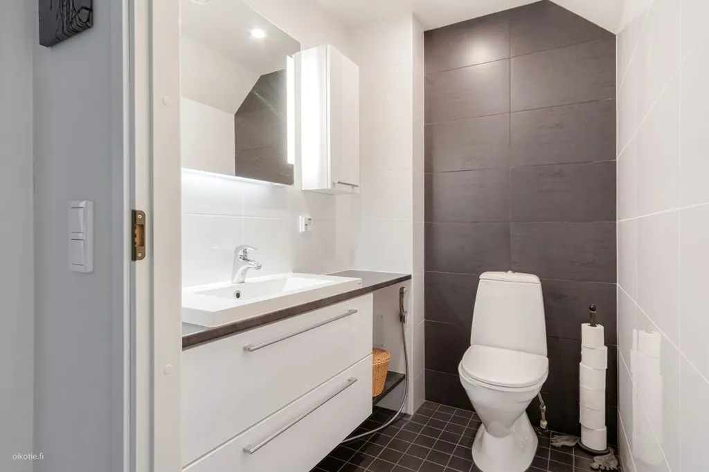 Bathrooms - Modernised Detached House with Sauna in Hämeenlinna