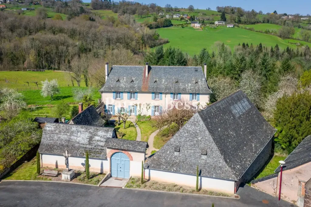 Vue aérienne - Manoir du 17e s. avec Dépendances en Corrèze