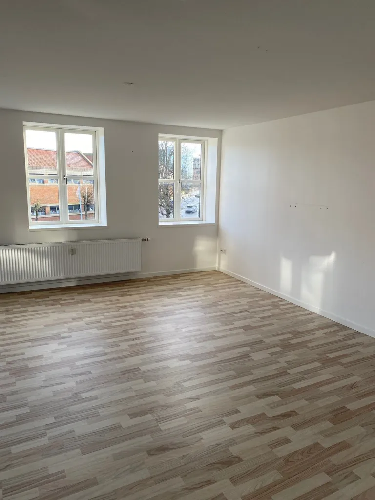 Pièces - Recently Renovated City Flat with Balcony