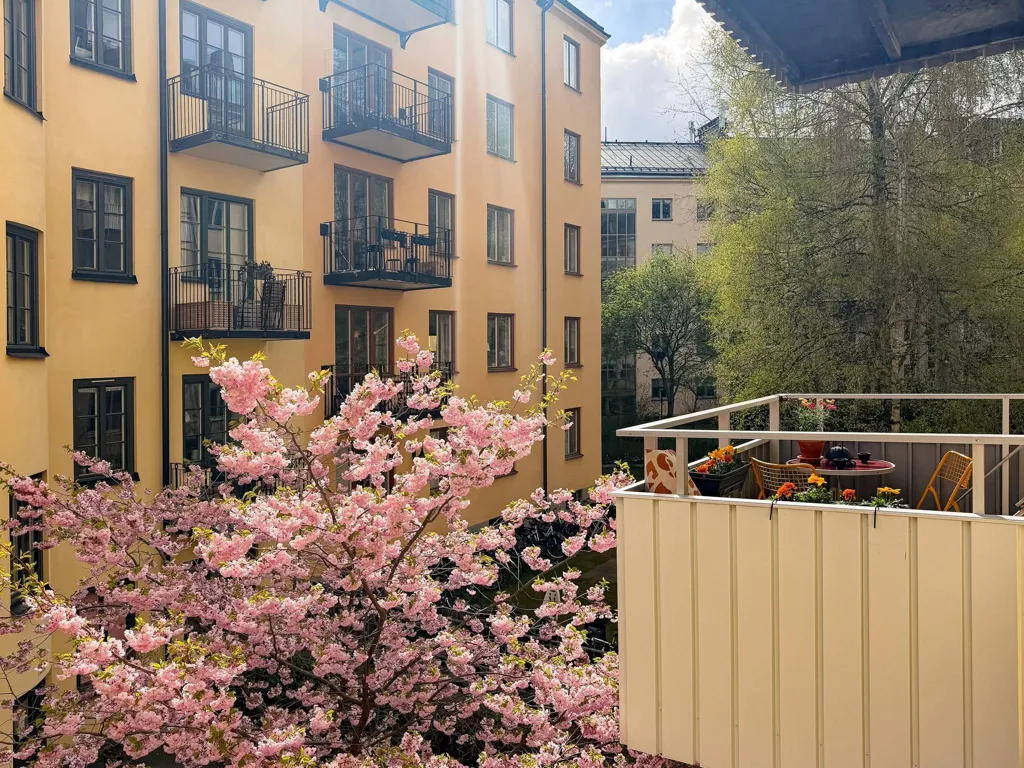 Rõdu - Charming Two-Bedroom with South-Facing Balcony in Söder