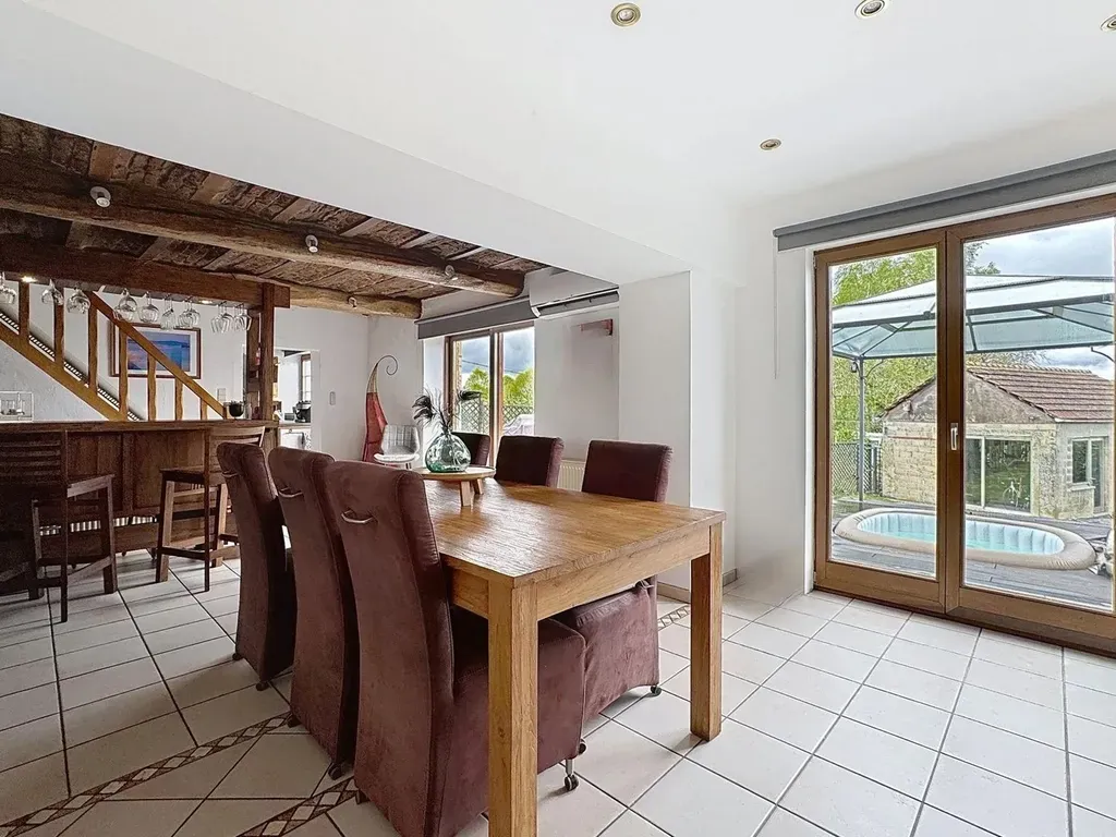 Sala da pranzo - Renovated Three-Façade House with Jacuzzi in Bouffioulx