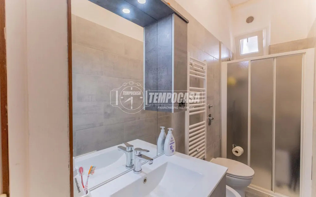 Vannitoad - Brightly Lit Two-Bedroom in Novate Milanese