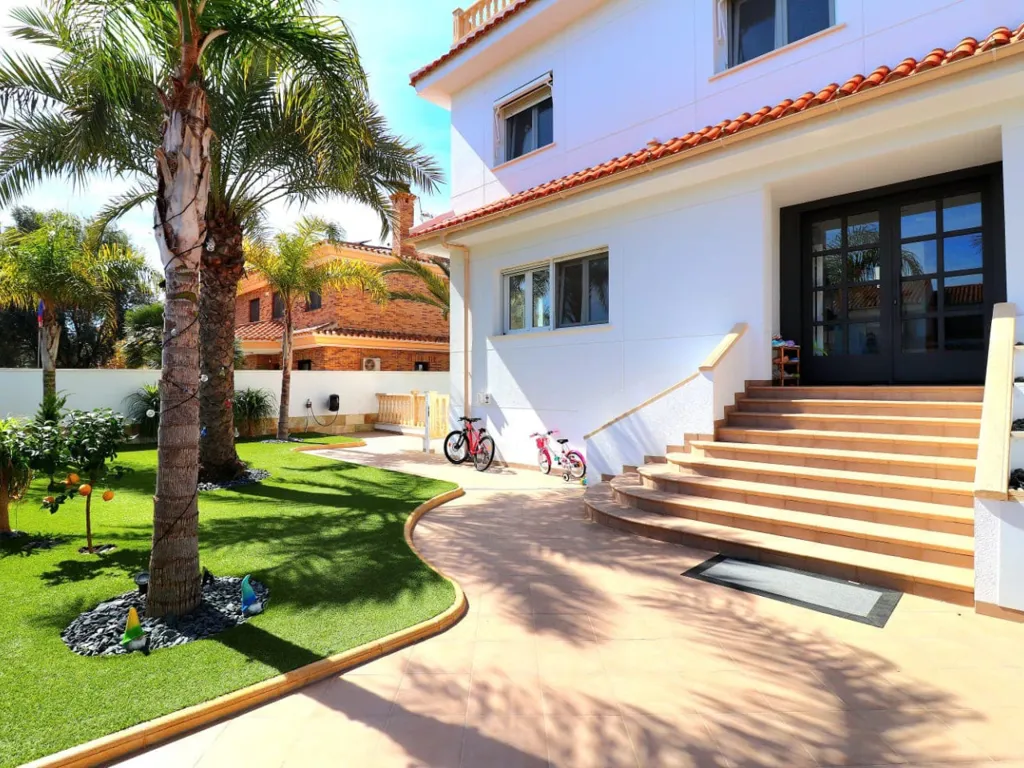 Exterior - Luxury Villa with Pool in Playas de Orihuela