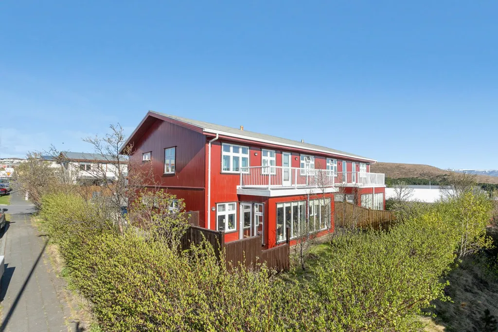 Välivaade - Two-Storey House with Garage in Hafnarfjörður