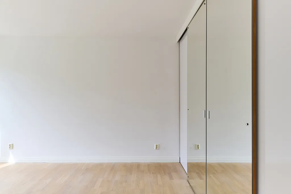 Toad - Spacious 4-Bedroom Flat with Corner Location in Södermalm