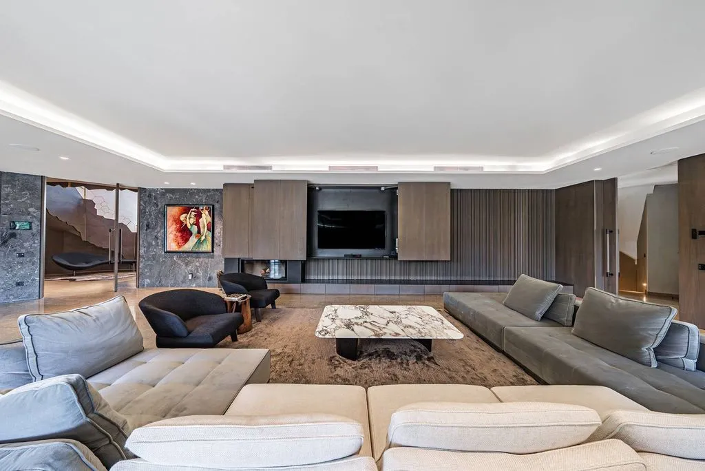 Living Room - 10-Bedroom Chalet with Pool in Guadalmina Baja