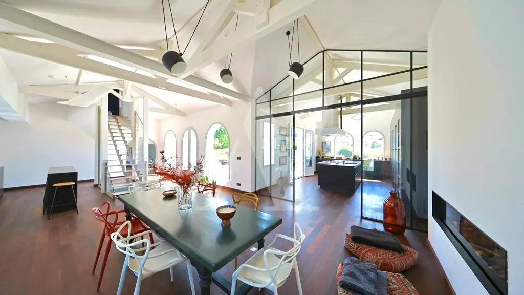 Sala da pranzo - Modernist Villa with Sculptural Architecture in Hasparren