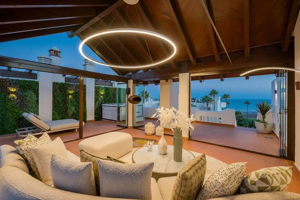 Terrasse - Beachfront Penthouse with Rooftop Spa in Estepona