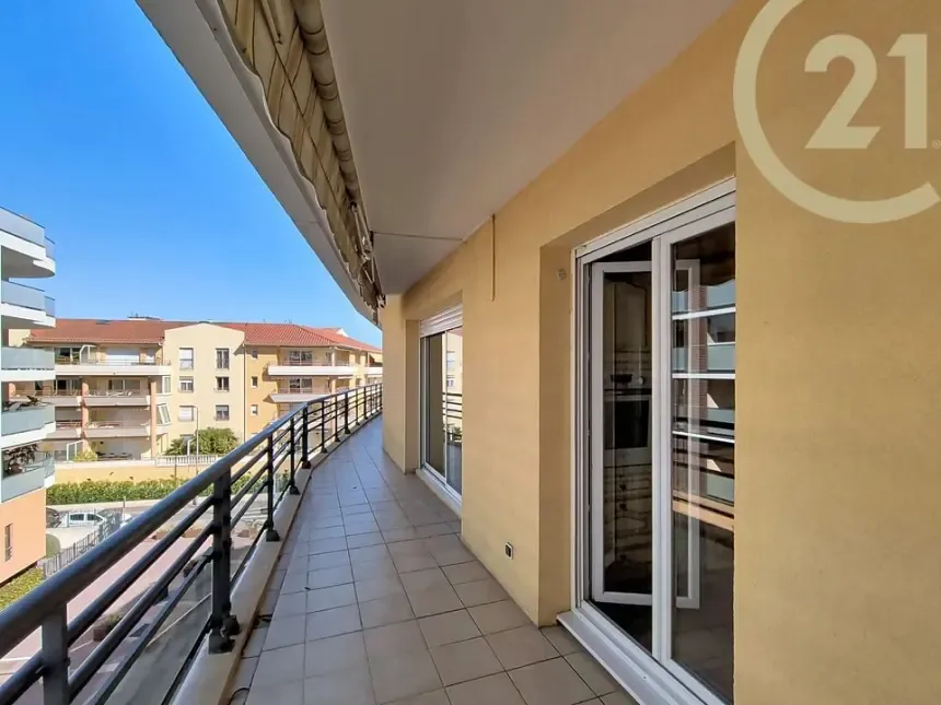 Rõdu - City Centre Apartment with Terrace in Saint-Raphaël