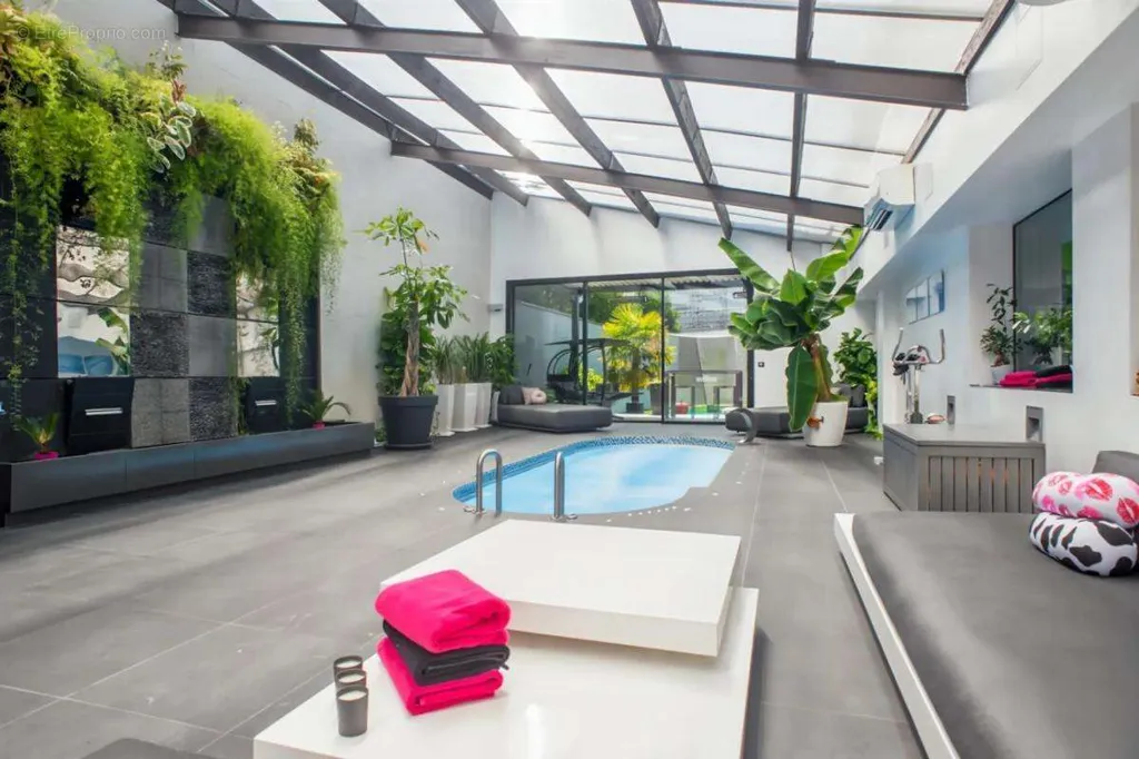 Piscina - Luxury Loft with Pool in Pringy