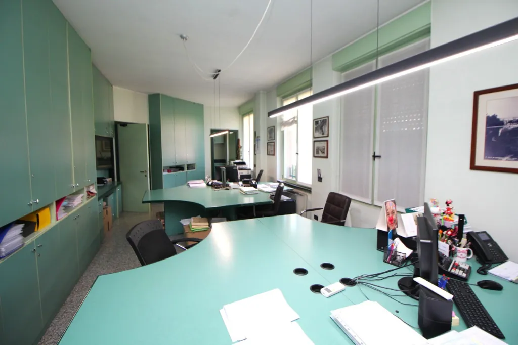 Kabinet - Office with Parking in Central Lainate