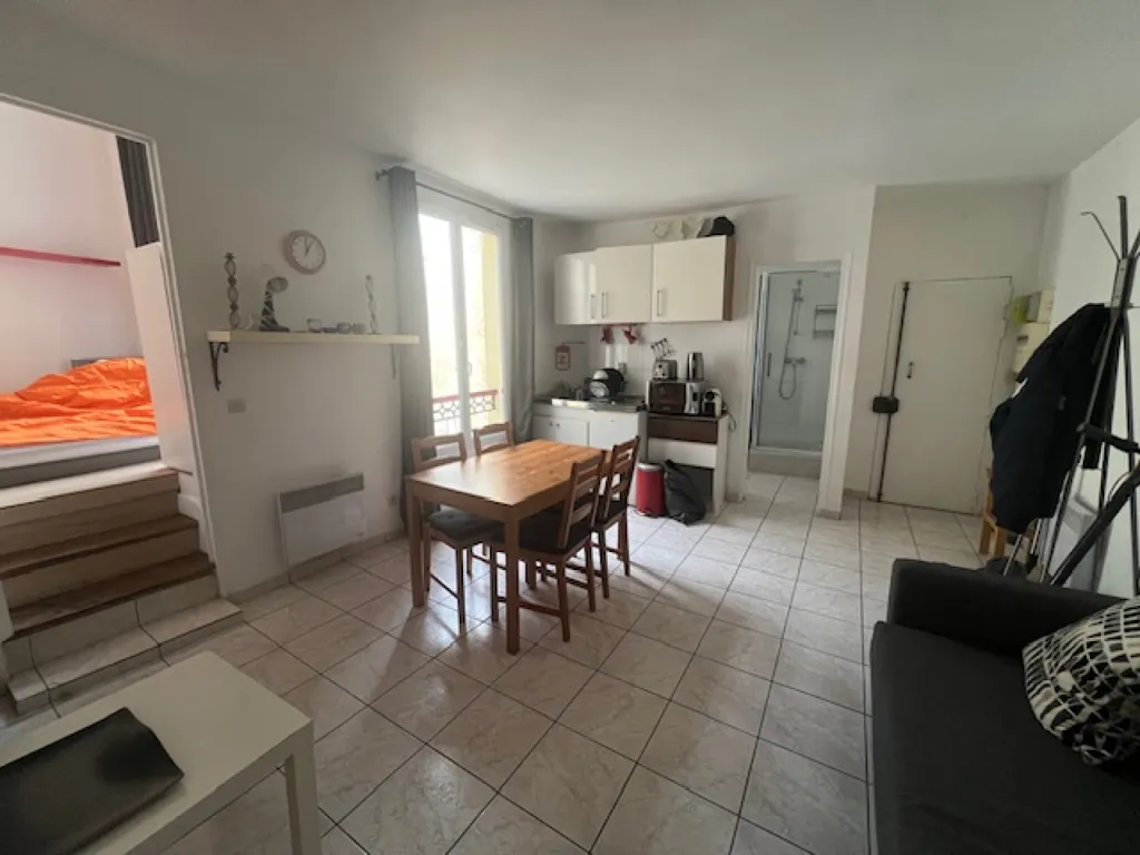 Séjour - Appartement 2 Pièces avec Cour Pavée à Paris 10ème