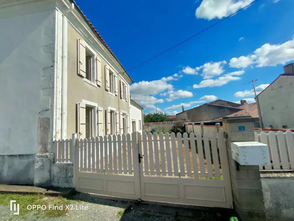 Extérieur - Maison en Pierre à Rénover avec Terrain à Surgères