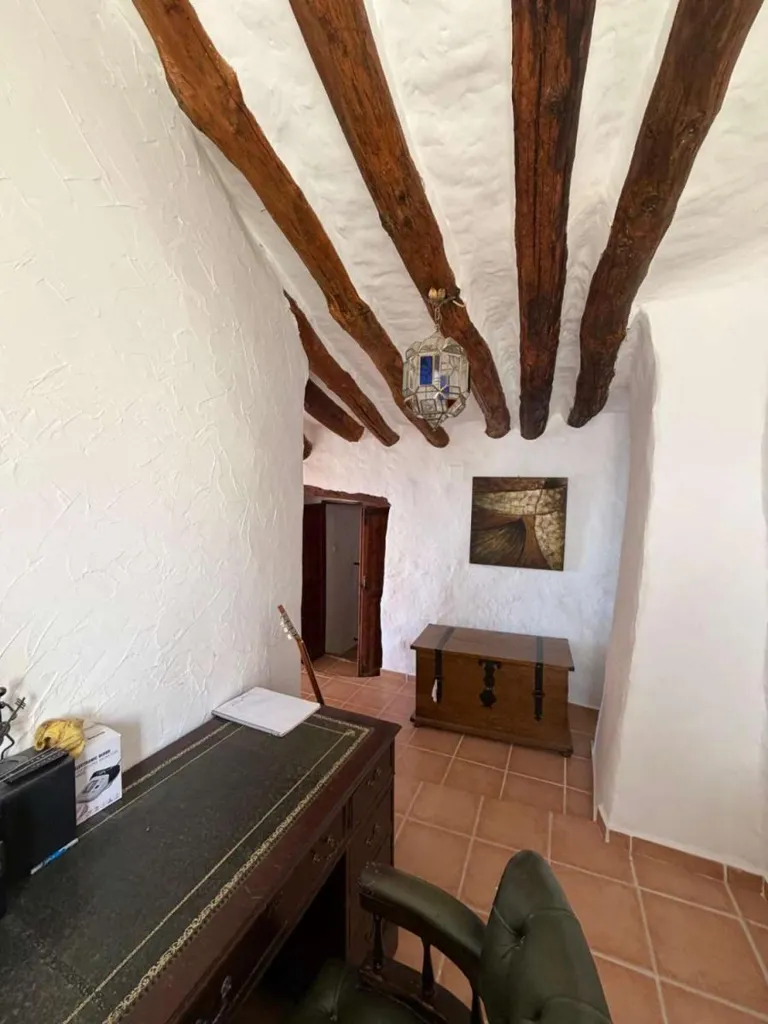 Bureau - 3-Bedroom House with Mountain Views in Oria