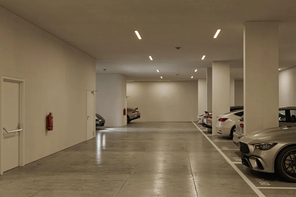 Garage - Contemporary 1-Bed Flat with Balcony in Foz do Douro