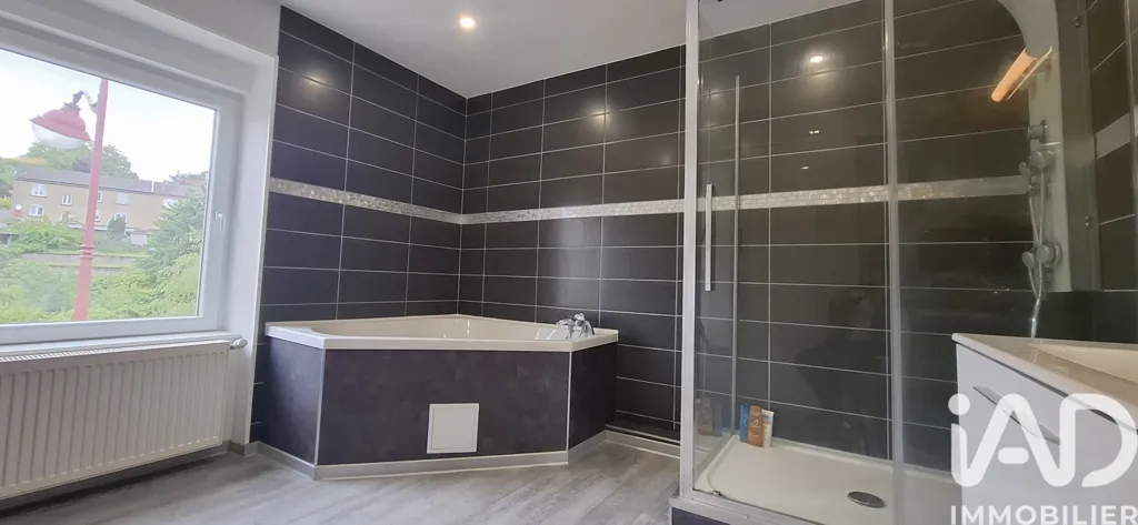 Salles de bain - Triplex Rénové avec 3 Chambres à Creutzwald