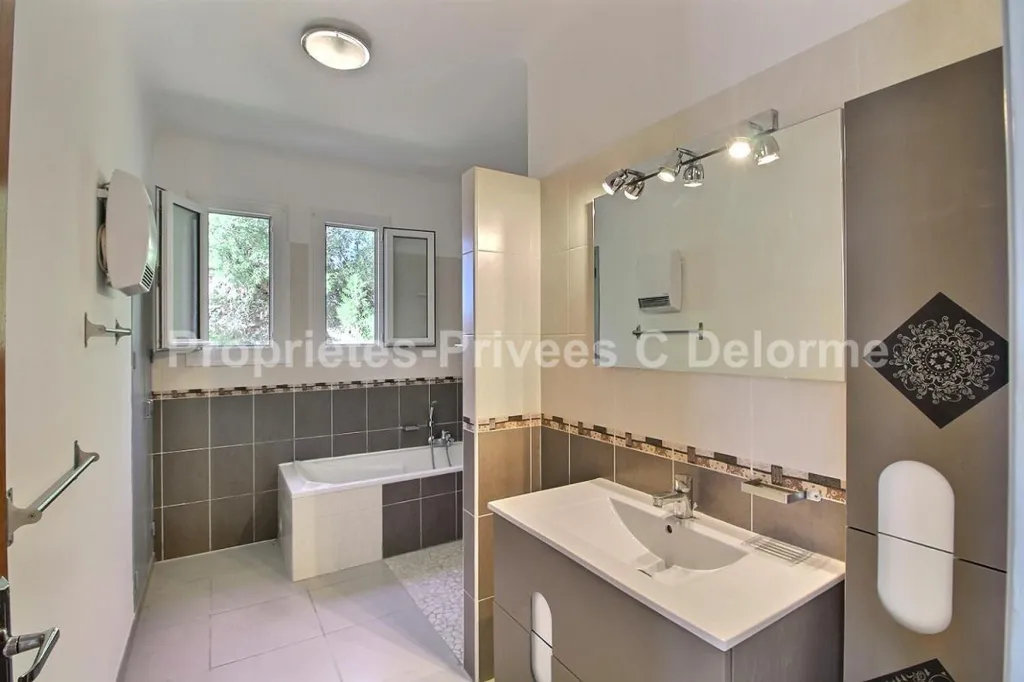 Salles de bain - Villa Rénovée avec Atelier à Bagnols-sur-Cèze