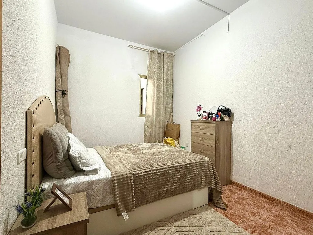 Chambres - 2-Bedroom Apartment with Potential in Luchana