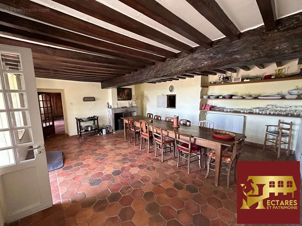 Söögituba - Historic House with Dominant View in Burgundy