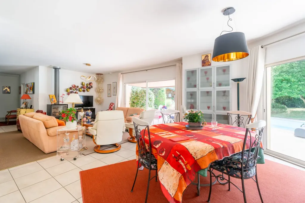 Salle à manger - Maison Plain-Pied avec Piscine à Saint-Avé