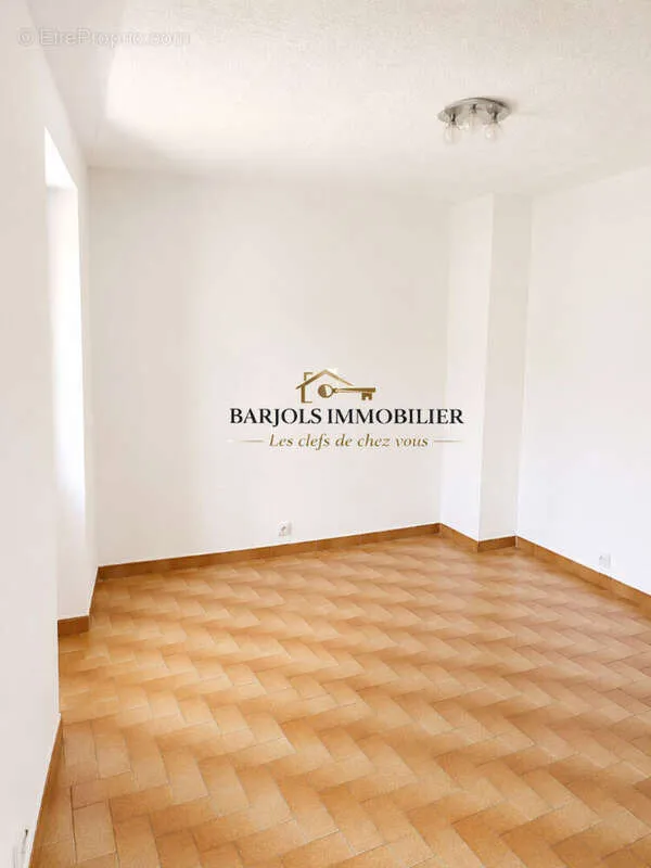 Pièces - Appartement Traversant avec Garage à Varages