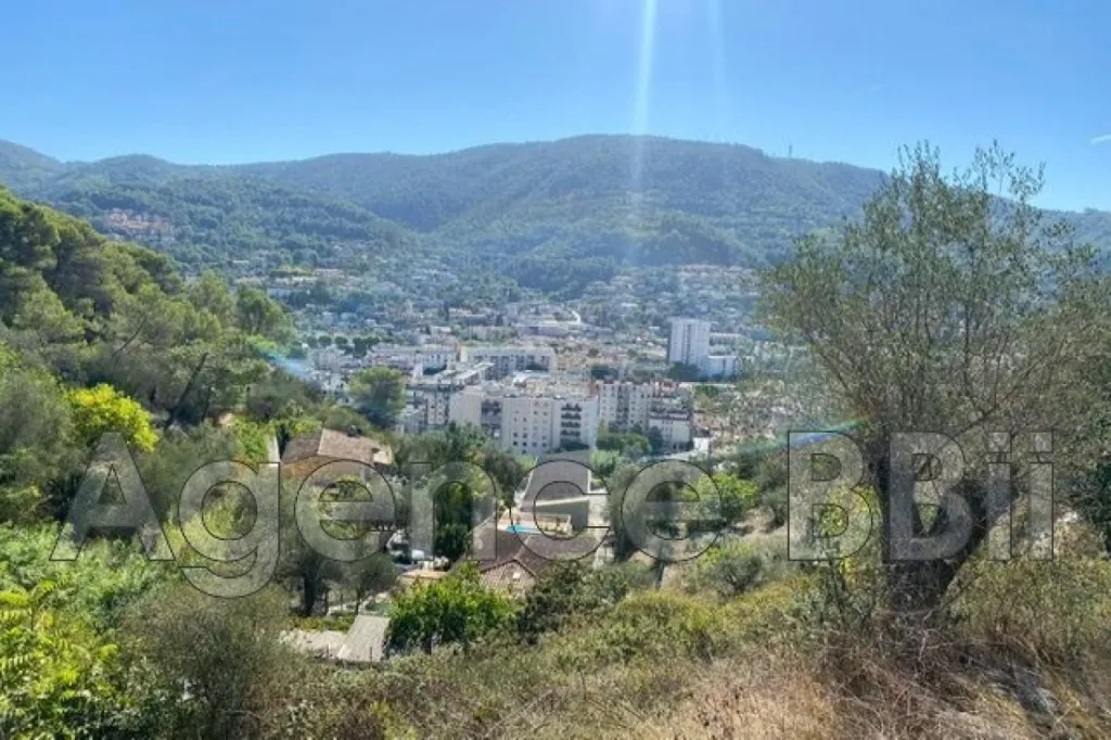 Terrain Constructible avec Vue Montagne à Nice