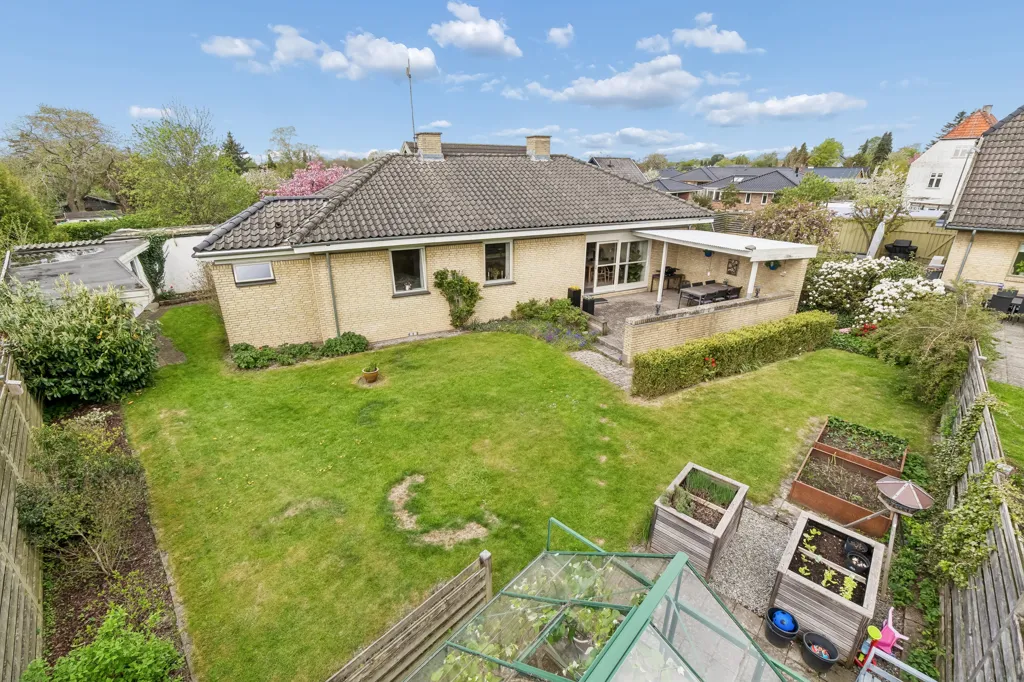 Jardin - Well-Maintained Villa with Garden in Herlev