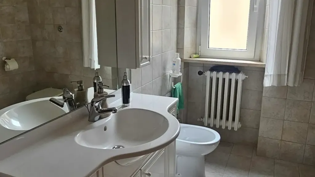 Salles de bain - Apartment with Marble Flooring in Jesi