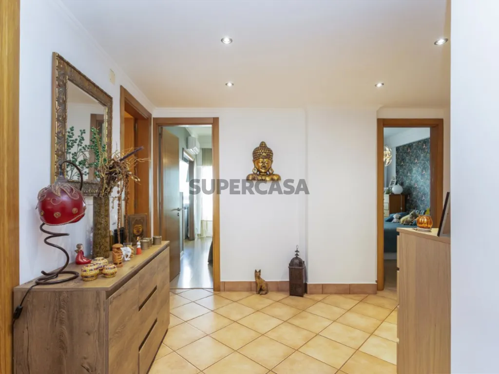 Esik - Open-Plan Apartment with River View in Almada