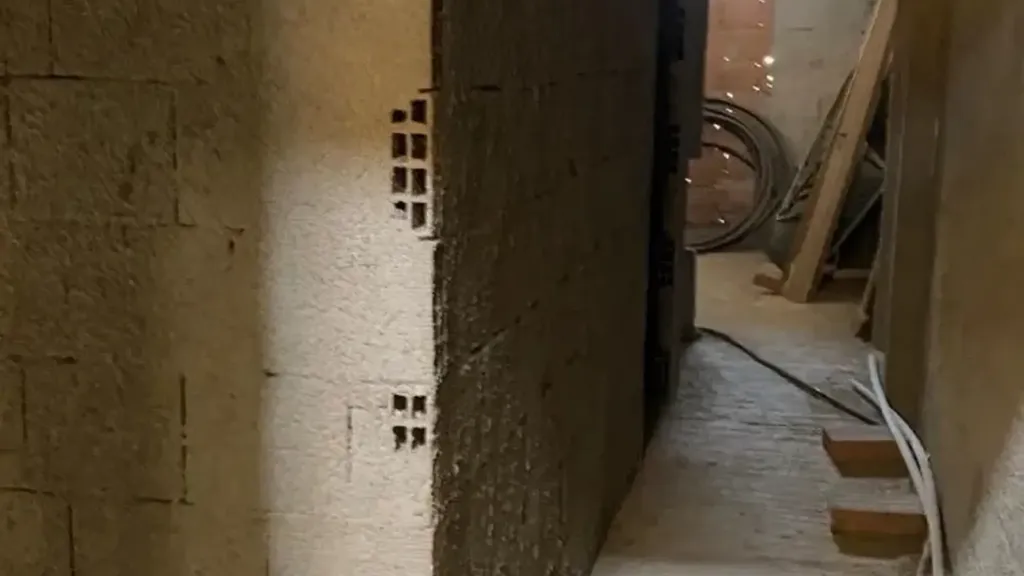 Toad - Under Construction House with Terrace in Avola
