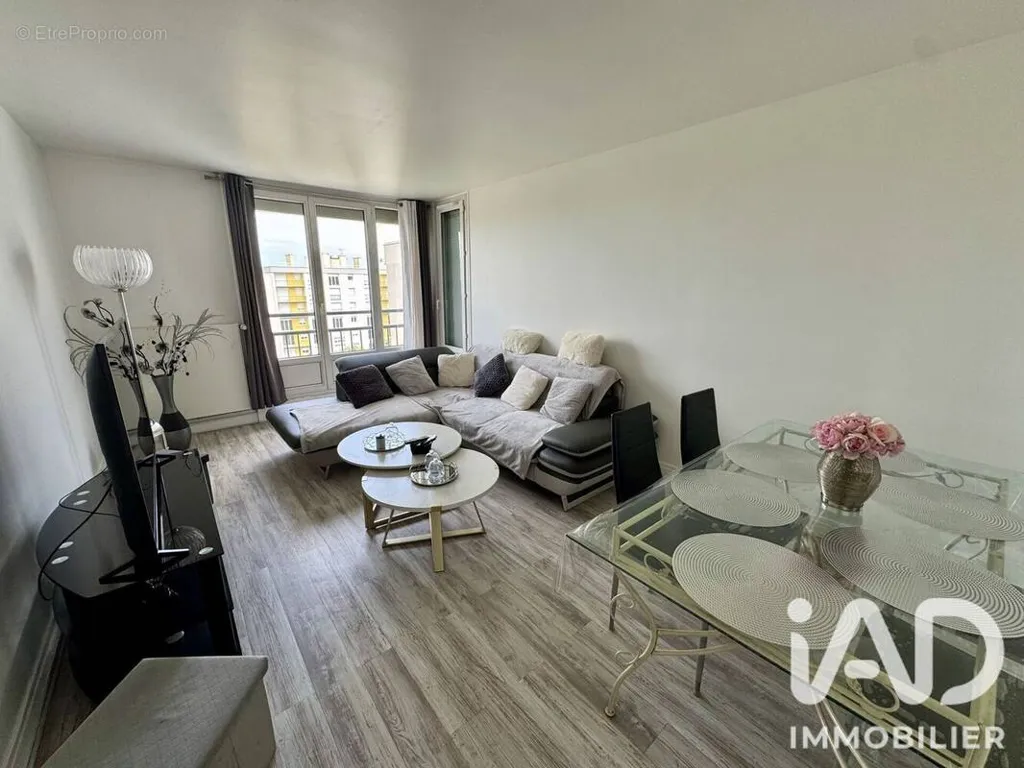 Soggiorno - Apartment with Balcony in Chilly-Mazarin