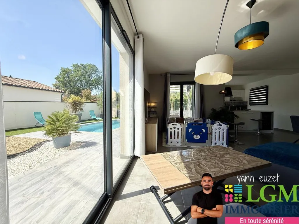 Terrace - Contemporary House with Pool in Boisseron