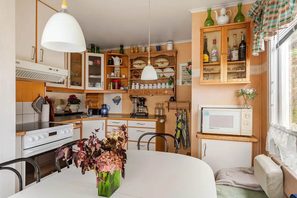 Cuisine - Lakefront Plot with Three Houses in Hällingsjö