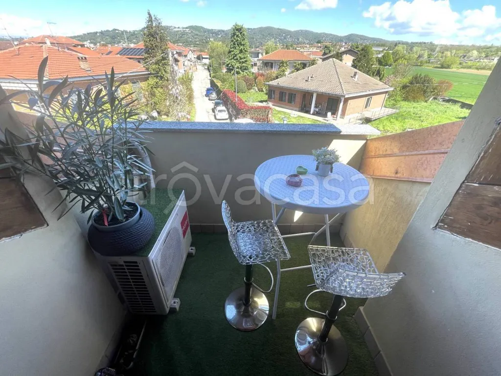 Balcon - Modern Apartment with Balcony in Trofarello
