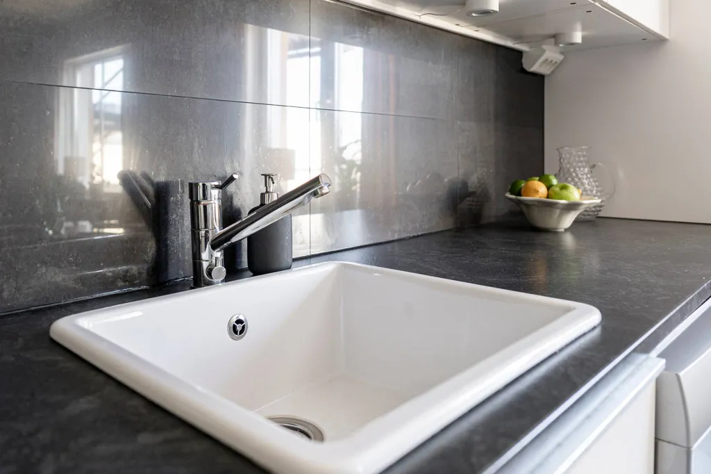 Köök - Modern Two-Bedroom Flat with Balcony in Västmanland