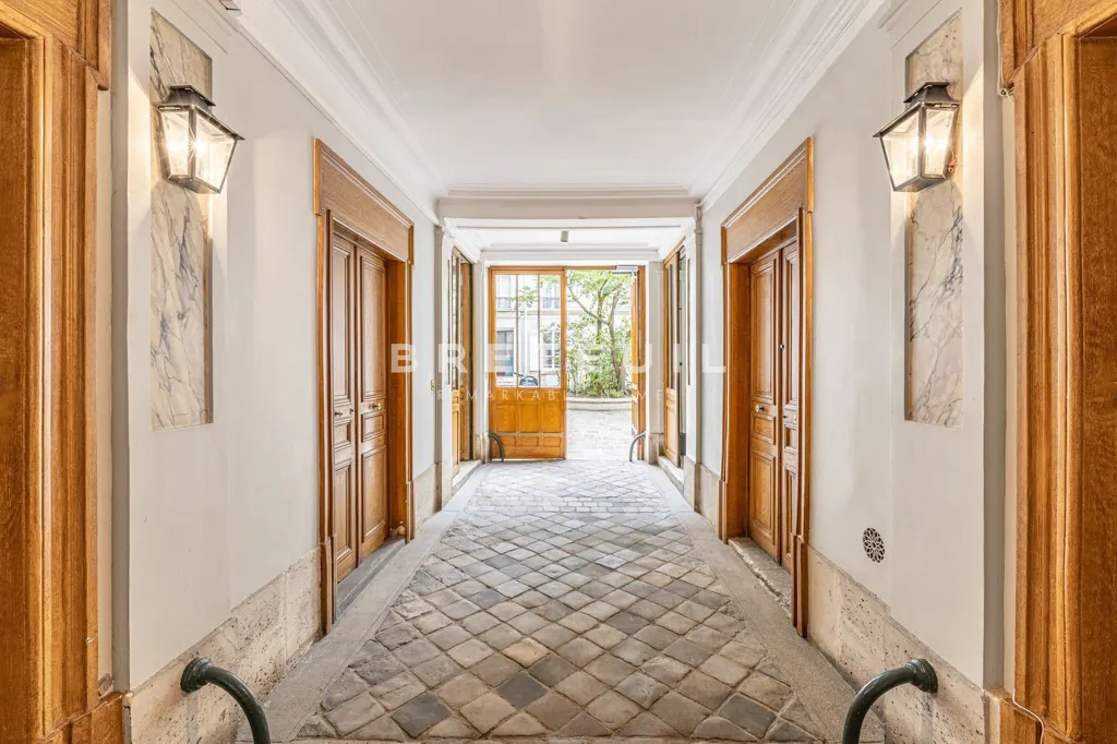 Entrée - Appartement 4 Pièces dans un Immeuble Ancien à Paris 7ème