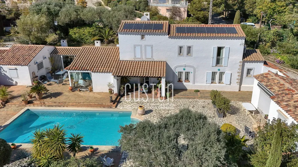 Vue aérienne - Propriété avec Piscine et Vue Mer à Bandol