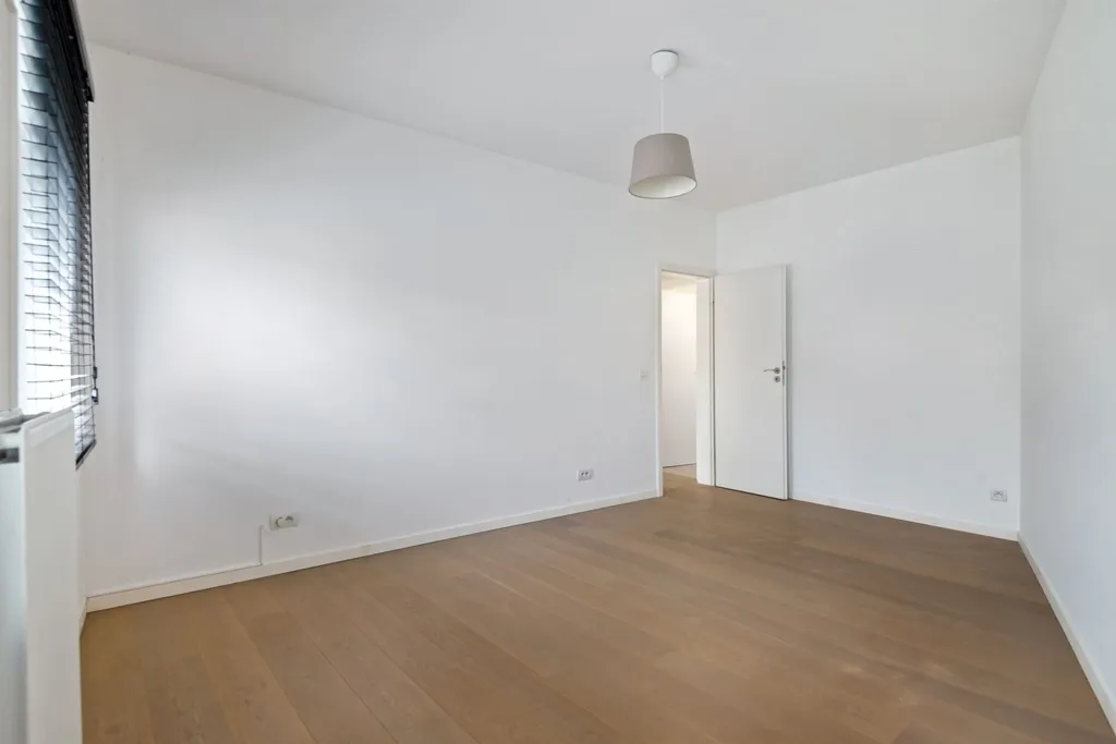 Pièces - Appartement de Deux Chambres avec Terrasse à l'Ouest