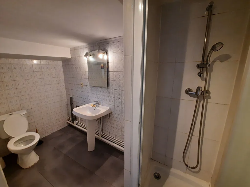 Salles de bain - Immeuble de Deux Appartements en Cœur de Ville à Saintes
