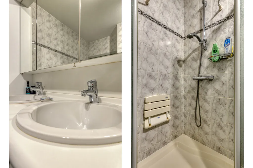 Salles de bain - Appartement avec Terrasse et Garage à Schoten