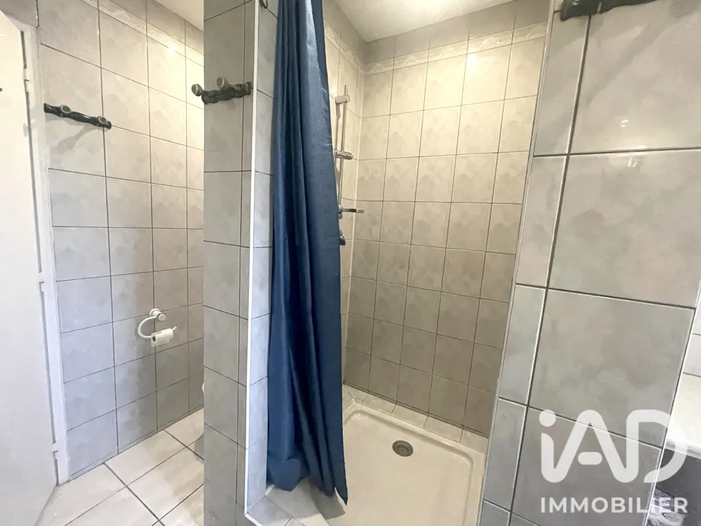 Salles de bain - Maison Traditionnelle avec Piscine à Cuxac-d'Aude